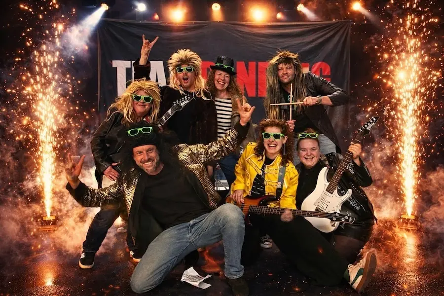 Team poseert als band na Rockster voor een Dag