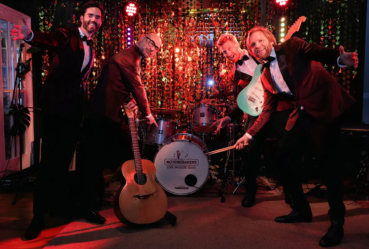 Team poseert als band na Rockster voor een Dag