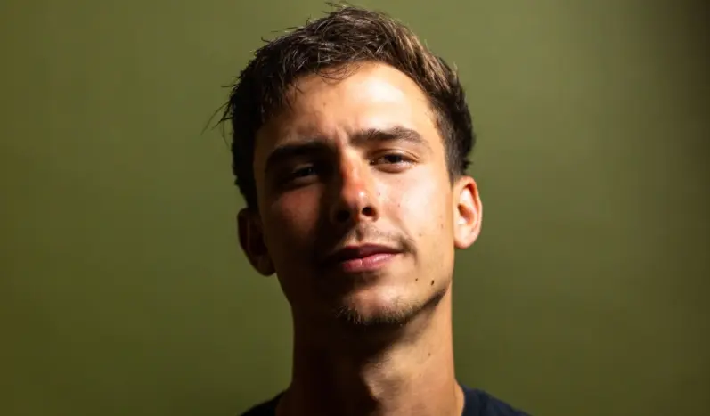 Stilstaand beeld uit de video: Sven geeft een beatboxworkshop