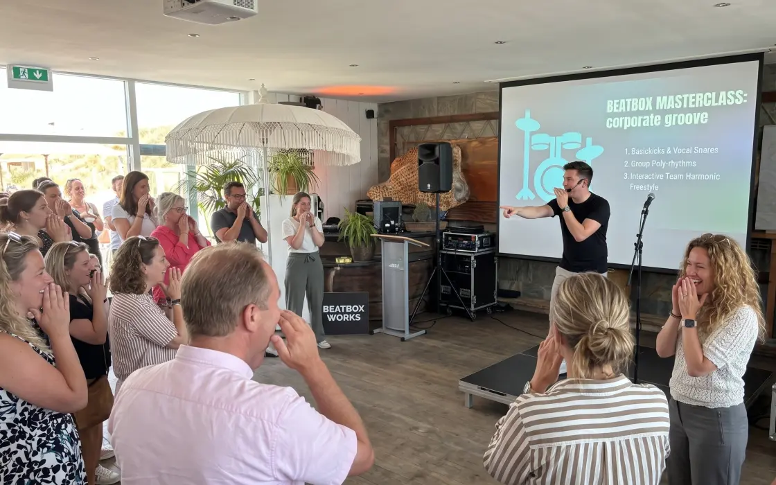 Groep speelt samen ritme tijdens een muzikaal teamuitje