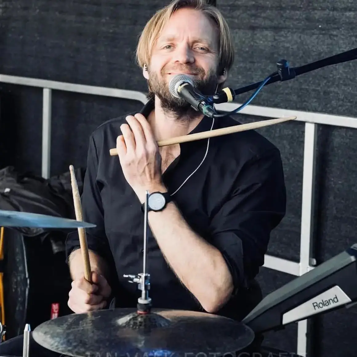 Jeroen Kraaijenzang, drummer en mede-oprichter van Teambanding, op het podium