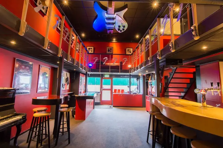 Binnenruimte van het muziekcentrum bij House of Music aan de Blekerstraat 28 in Katwijk, met instrumenten en podium
