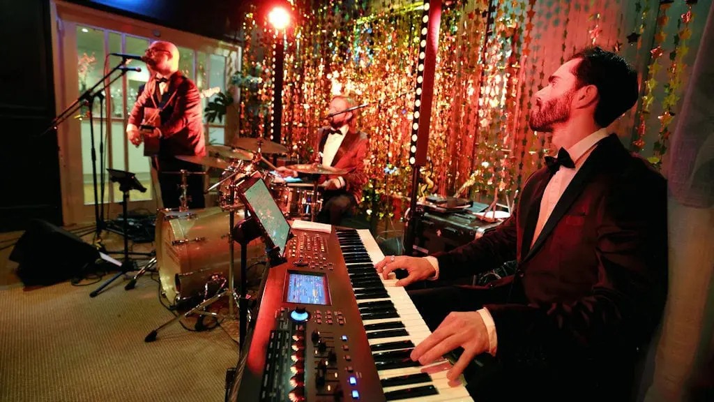 Liveband speelt een set hits na de muziekquiz