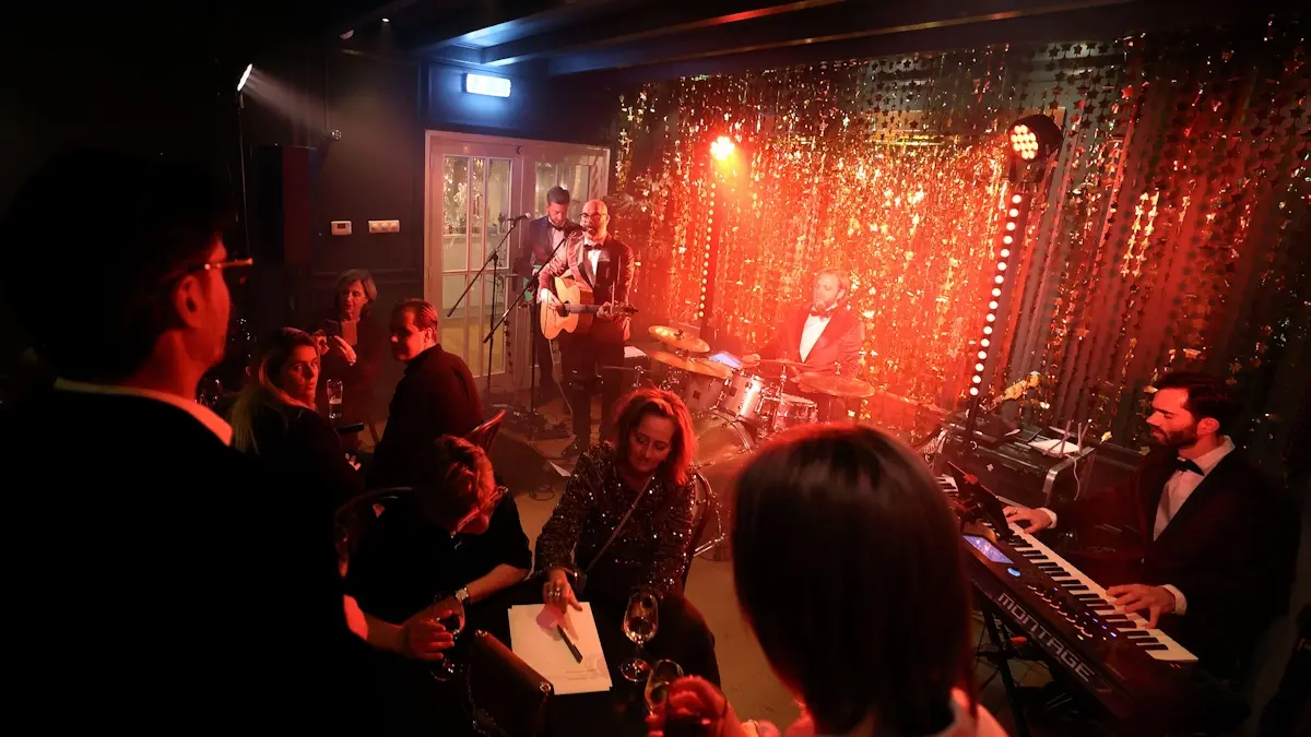 Stilstaand beeld uit de video: teams tijdens de finale van de Live Muziekquiz