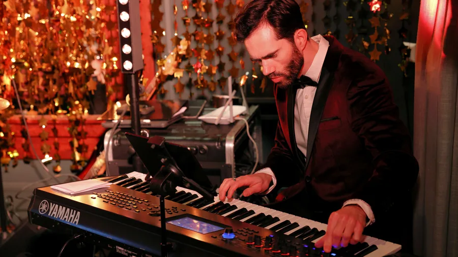 Teams raden muziek tijdens Live Muziekquiz ronde