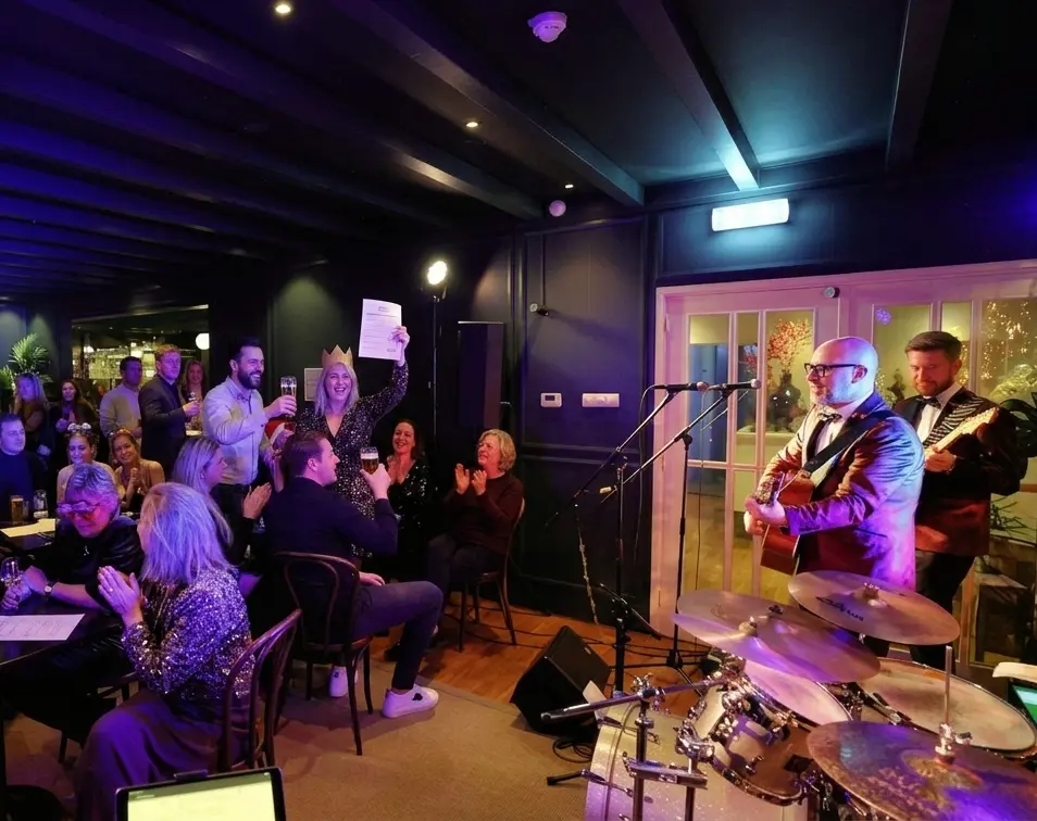 Team viert winst tijdens Live Muziekquiz teambuilding