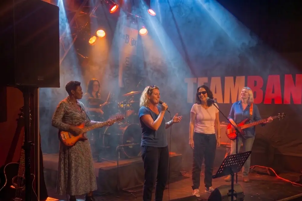Het team treedt samen op als afsluiting van de sessie
