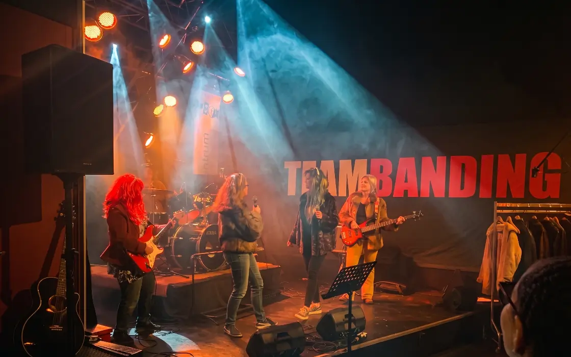 Groep treedt op als band op een podium met licht en geluid in onze studio in Katwijk