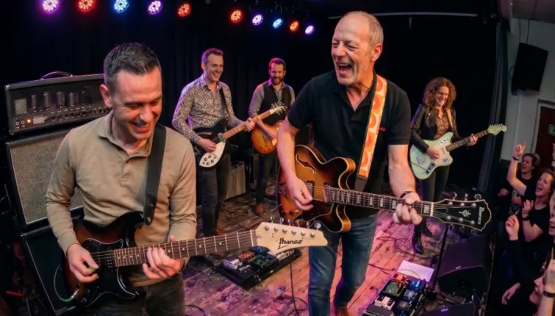 Groep speelt samen een riff op elektrische gitaren
