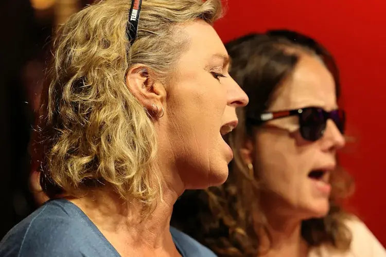 Deelnemers zingen samen tijdens Vocal Boost in het muziekcentrum in Katwijk
