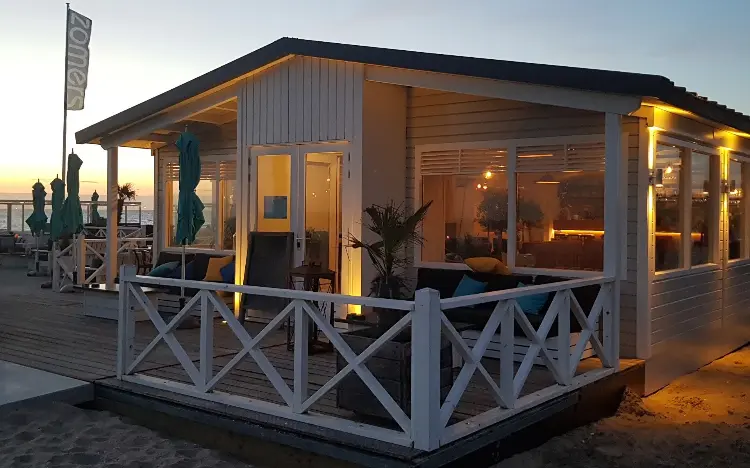 Strandpaviljoen in Katwijk aan Zee, op vijf minuten van ons muziekcentrum