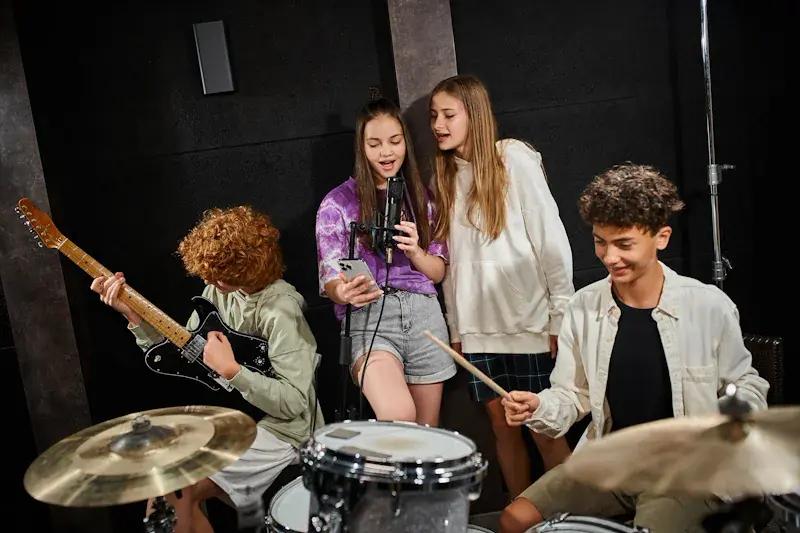 Leerlingen spelen samen muziek tijdens een workshop op school