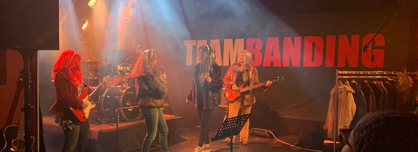 treed op op een echt podium met licht en geluid