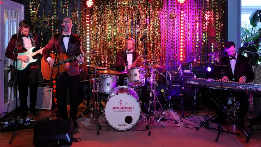 band front Live band speelt tijdens muziekquiz - teamuitje en teambuilding