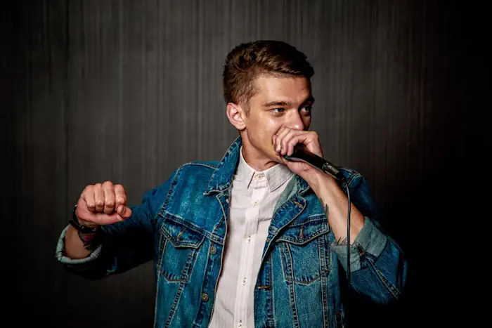 jongeman is aan het beatboxen tijdens de beatbox workshop van teambanding