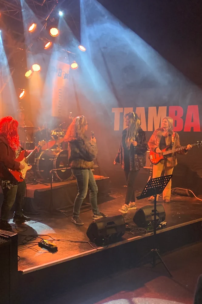 Team treedt op tijdens muzikaal bedrijfsuitje Team treedt op tijdens muzikaal bedrijfsuitje