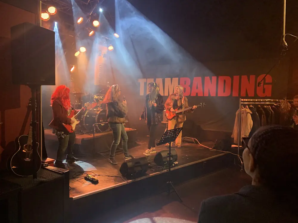Team treedt op tijdens muzikaal bedrijfsuitje
