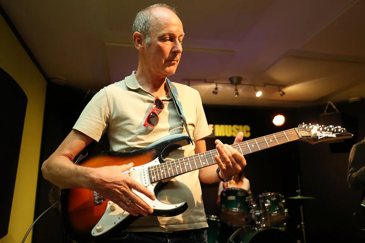 gitaar workshop Man speelt gitaar tijdens de gitaarworkhop-teamuitje