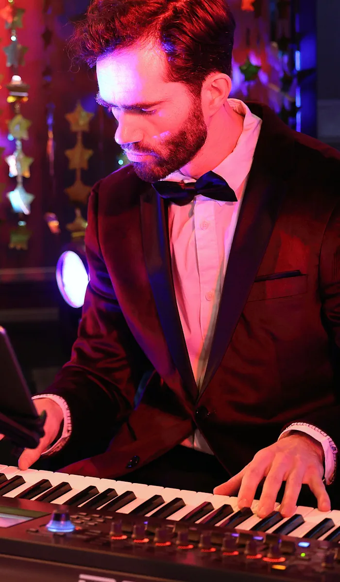 live muziek quiz toetsenist 2 Live band speelt tijdens muziekquiz - teamuitje en teambuilding