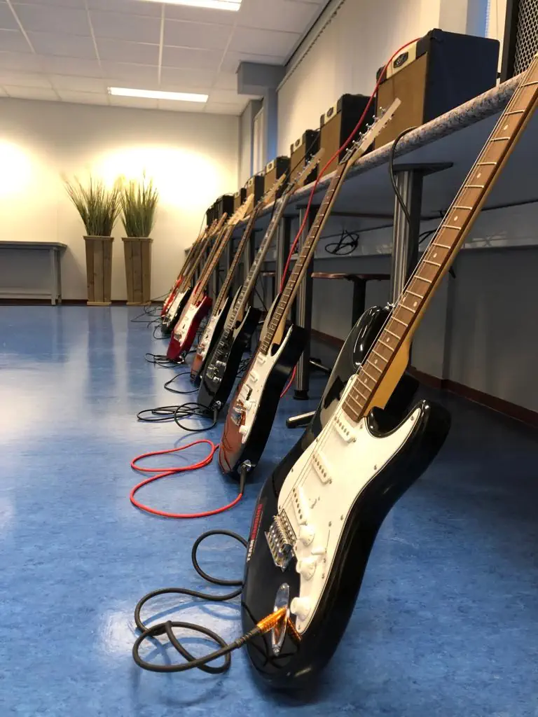 opstelling gitaren-muzikale teambuilding-teambanding opstelling gitaren-muzikale teambuilding-teambanding