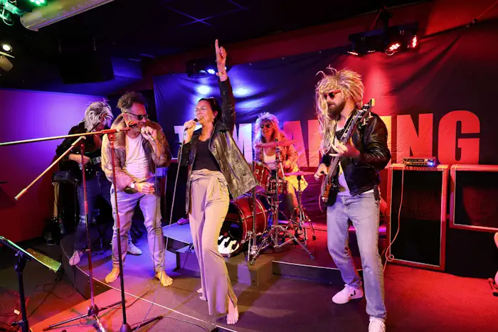 Team treedt op tijdens een muzikaal bedrijfsuitje